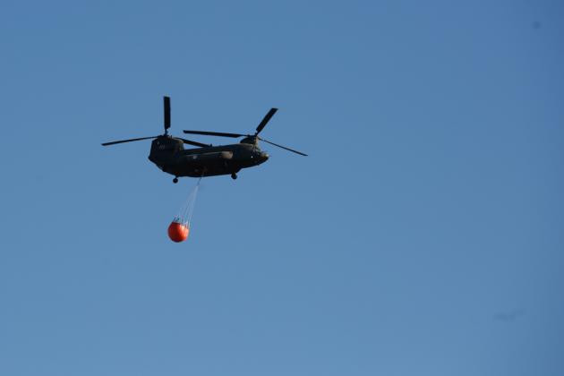 Πλάνα μέσα από ελικόπτερο Chinook από την επιχείρηση αεροπυρόσβεσης στα Καλύβια (βίντεο)